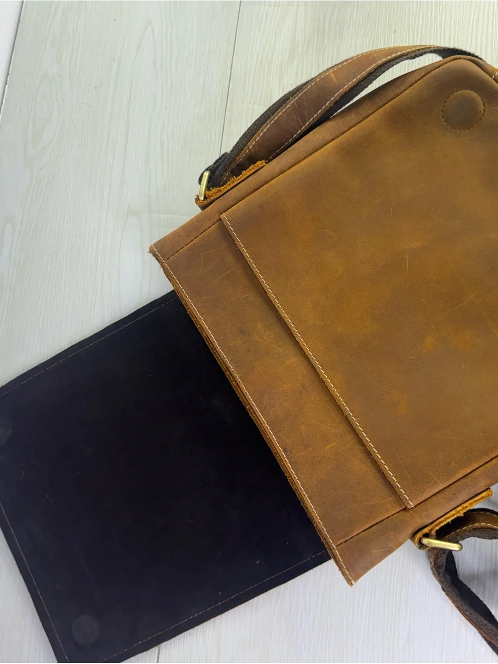 The real leather  Men's Brown Leather Messenger Bag - Classic Crossbody